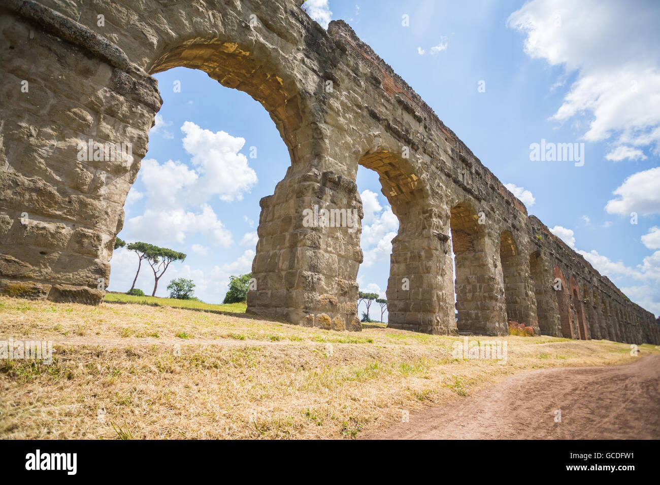 Ruinen der Aqua Claudia im Parco degli acquedotti in Rom, Italien Stockfoto