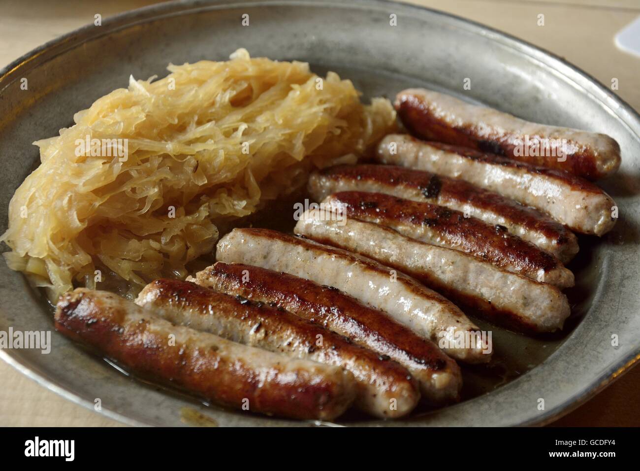 Bratwurst Bratwürste mit sauerkraut Stockfotografie - Alamy