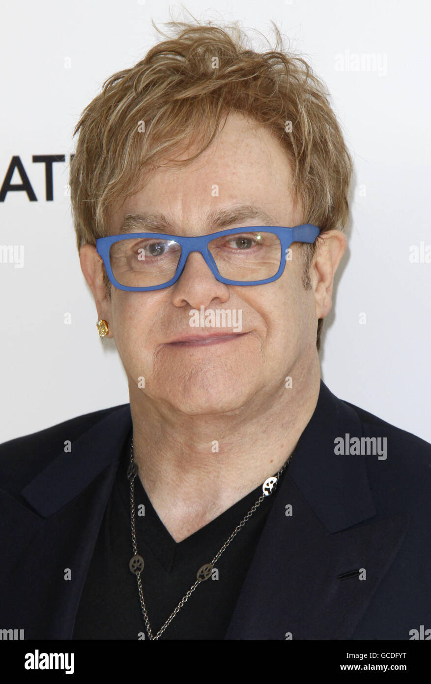 Sir Elton John kommt zur 18. Jährlichen Elton John AIDS Foundation Party, um die 82. Academy Awards im Pacific Design Center in Los Angeles zu feiern. Stockfoto