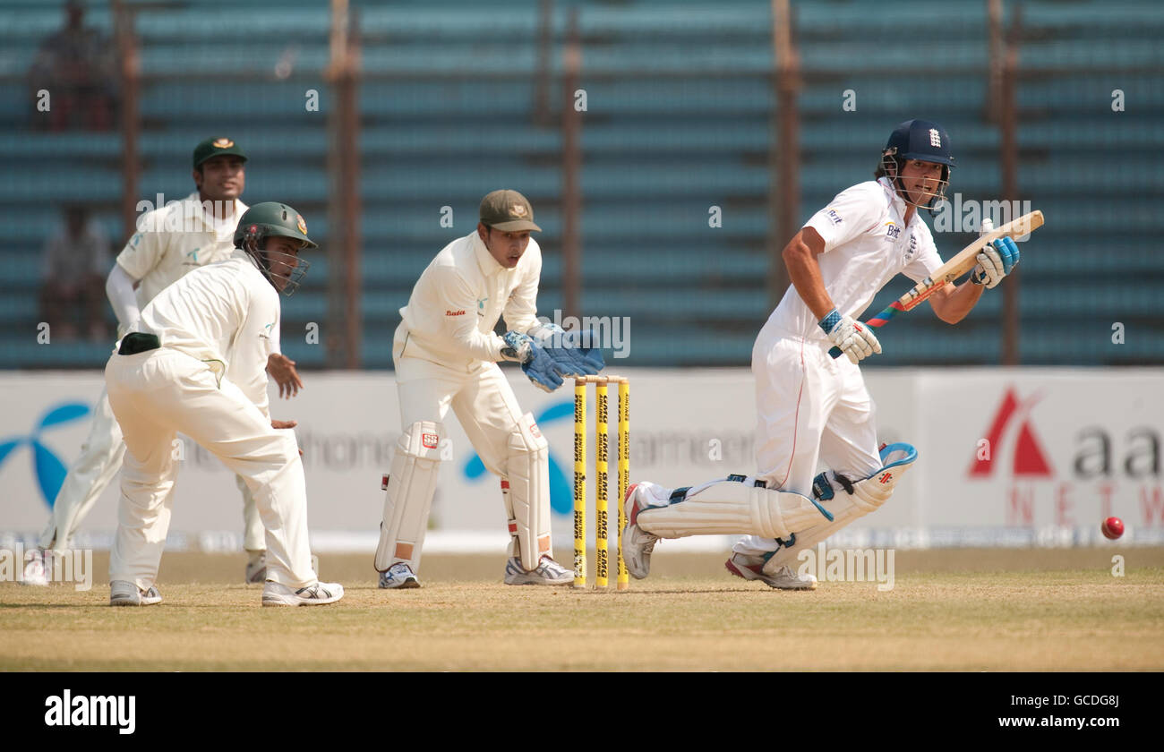 England Kapitän Alastair Cook Fledermäuse während des ersten Tests in Jahur Ahmed Chowdhury Stadium, Chittagong, Bangladesch. Stockfoto