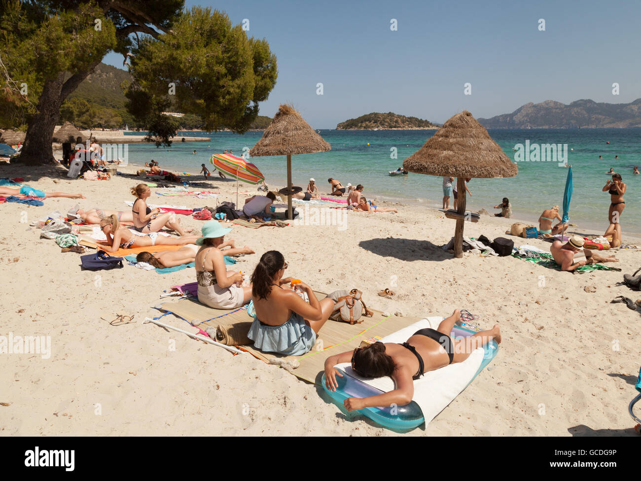 Leute, Sonnenbaden am Strand von Cala Formentor, North coast, Europa, Spanien, Balearen, Mallorca (Mallorca) Stockfoto