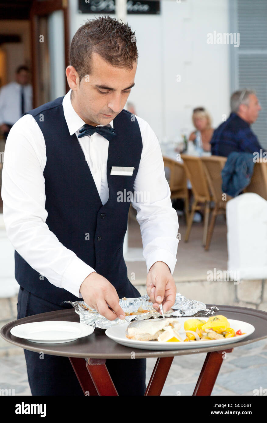 Kellner servieren von Speisen, Puerto Pollensa, Mallorca (Mallorca), Spanien Europa Stockfoto