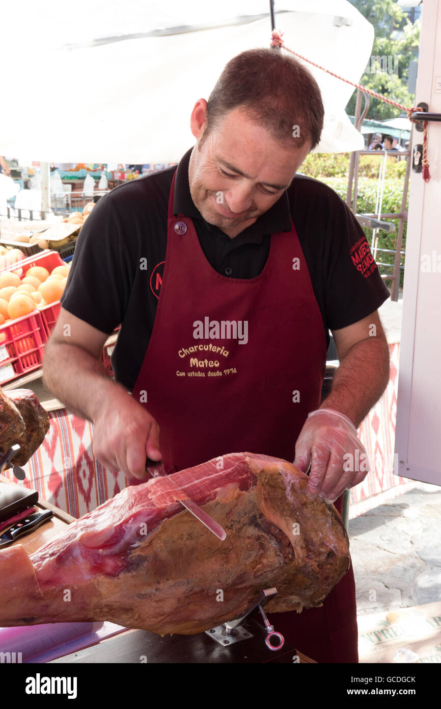 Markt-Stall-Händler schnitzen ein Schinken (Jamon), Pollensa (Pollenca) Markt, Mallorca (Mallorca), Balearen, Spanien-Europa Stockfoto