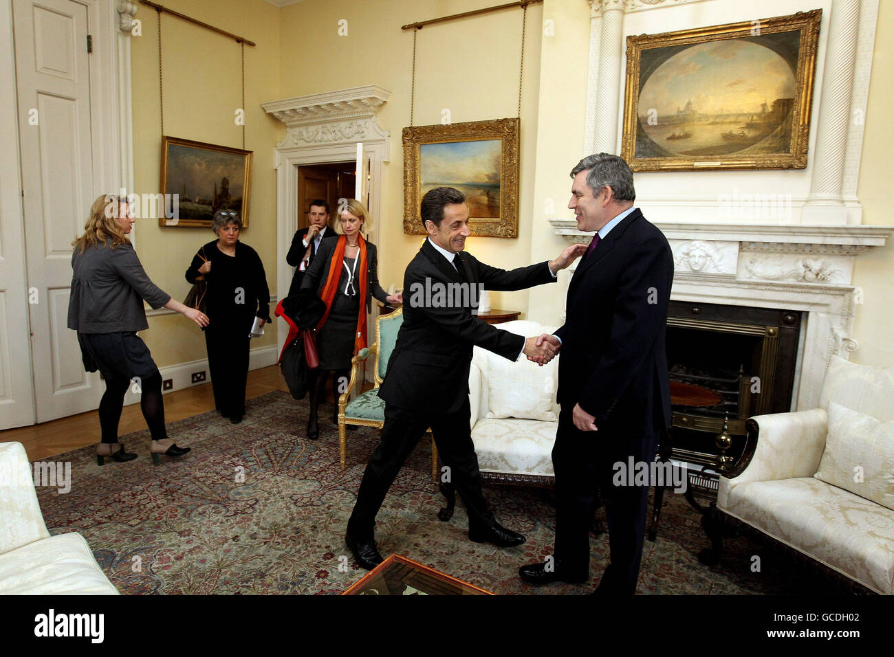Der britische Premierminister Gordon Brown begrüßt den französischen Präsidenten Nicolas Sarkozy in der Downing Street 10 in London. Stockfoto
