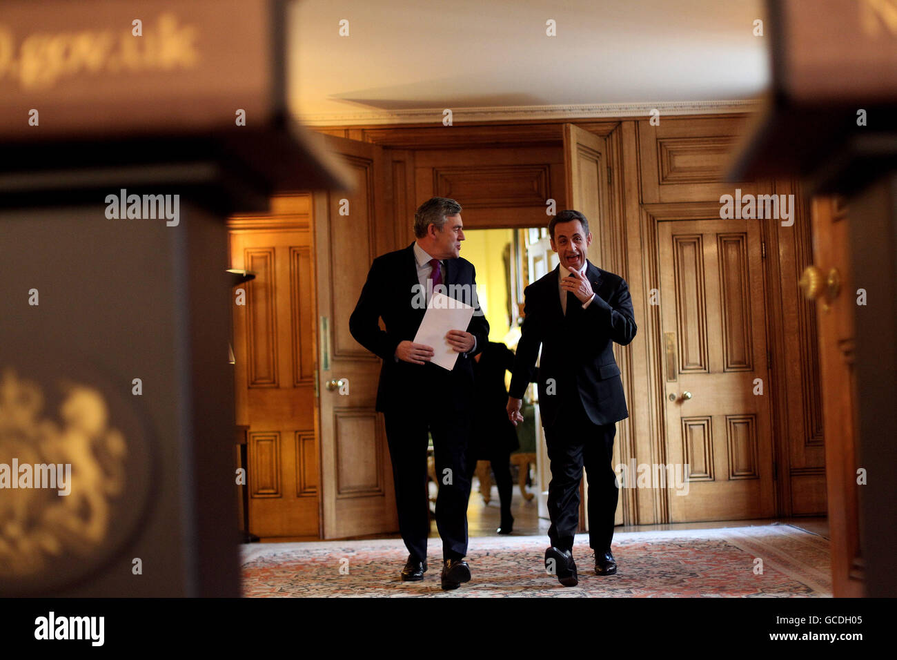 Der britische Premierminister Gordon Brown und der französische Präsident Nicolas Sarkozy kommen zu einer Pressekonferenz in der Downing Street 10, London. Stockfoto