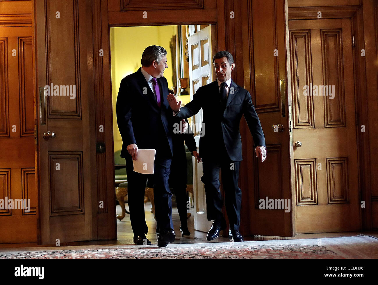 Der britische Premierminister Gordon Brown und der französische Präsident Nicolas Sarkozy kommen zu einer Pressekonferenz in der Downing Street 10, London. Stockfoto