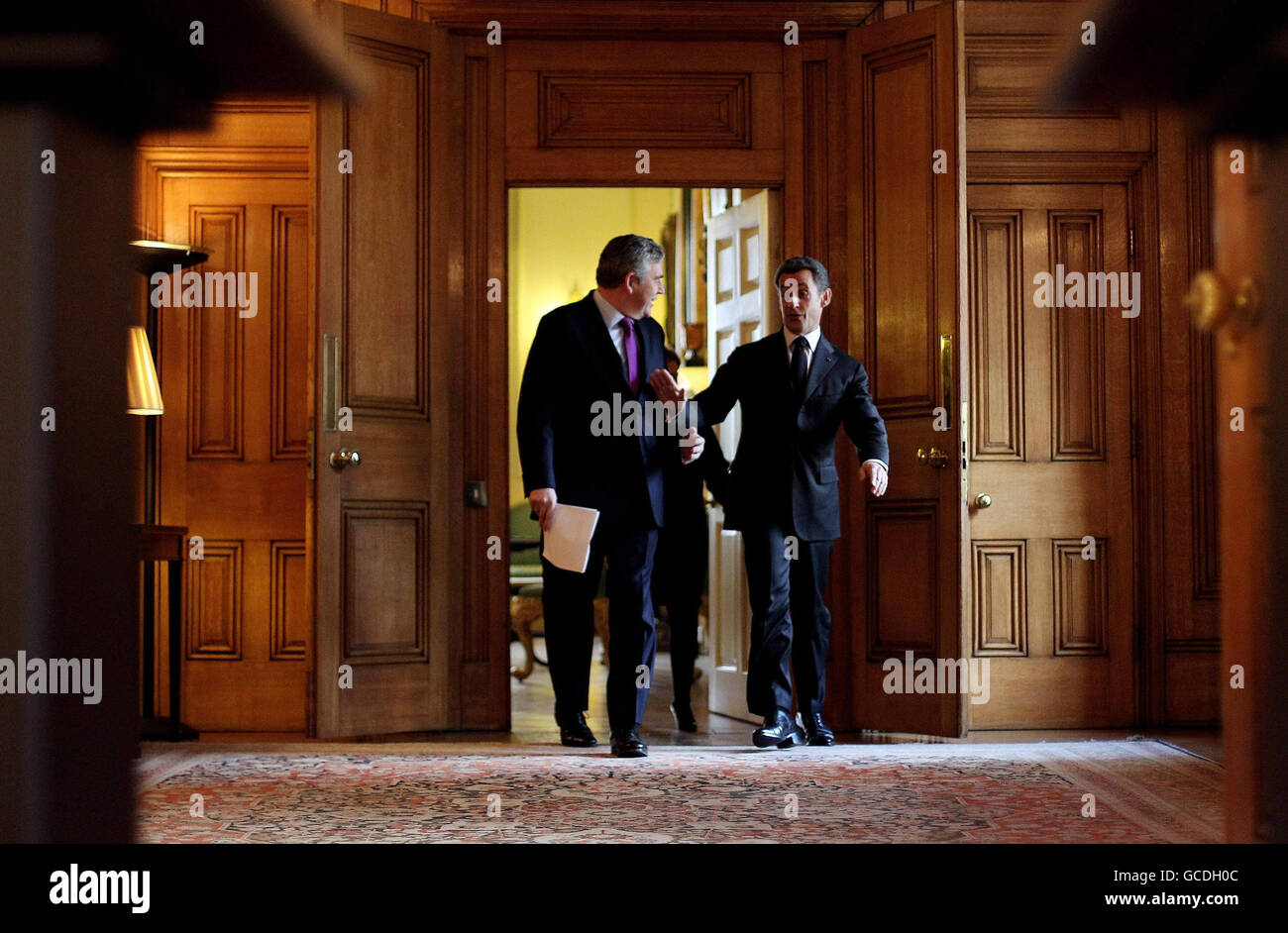 Der britische Premierminister Gordon Brown und der französische Präsident Nicolas Sarkozy kommen zu einer Pressekonferenz in der Downing Street 10, London. Stockfoto