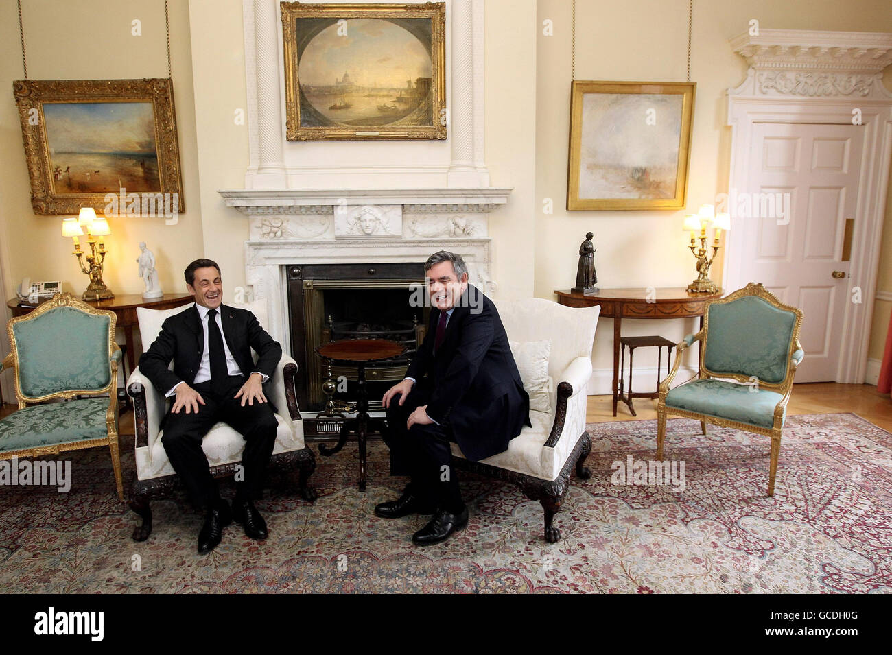 Der britische Premierminister Gordon Brown begrüßt den französischen Präsidenten Nicolas Sarkozy in der Downing Street 10 in London. Stockfoto