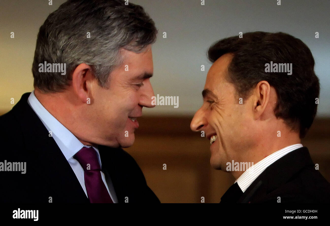Der britische Premierminister Gordon Brown und der französische Präsident Nicolas Sarkozy während einer Pressekonferenz in der Downing Street 10, London. Stockfoto