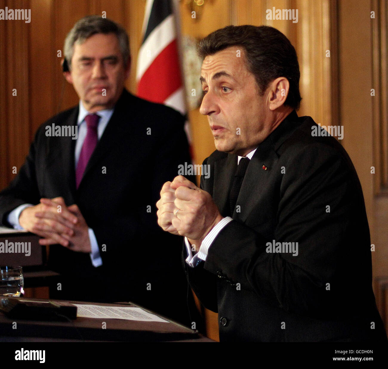 Der britische Premierminister Gordon Brown und der französische Präsident Nicolas Sarkozy während einer Pressekonferenz in der Downing Street 10, London. Stockfoto