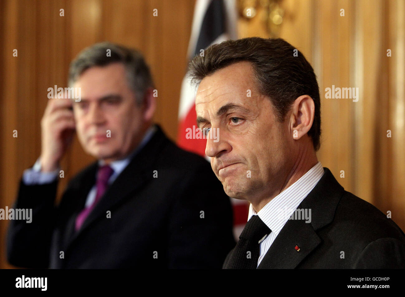 Der britische Premierminister Gordon Brown und der französische Präsident Nicolas Sarkozy während einer Pressekonferenz in der Downing Street 10, London. Stockfoto