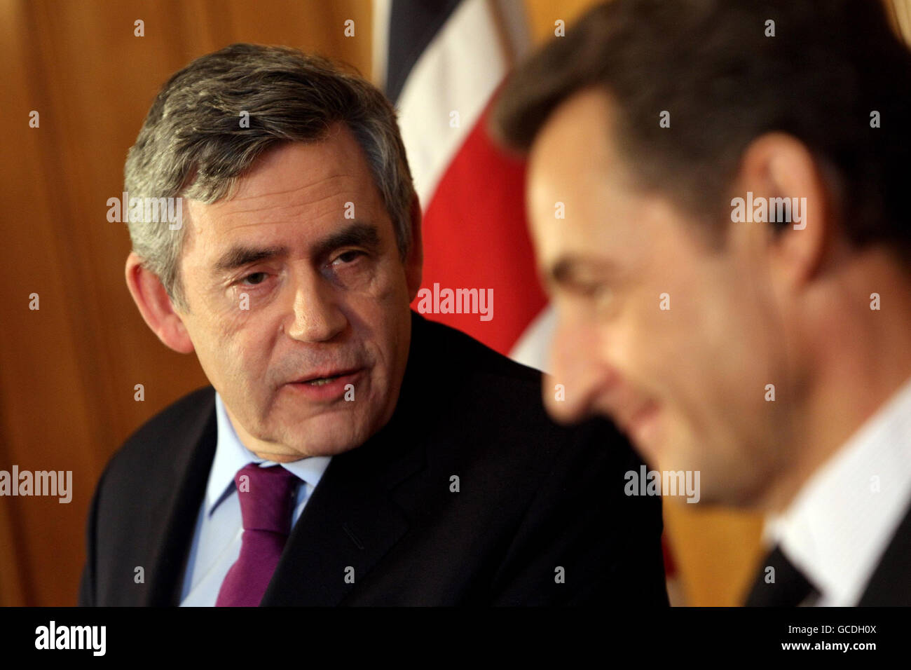 Der britische Premierminister Gordon Brown und der französische Präsident Nicolas Sarkozy während einer Pressekonferenz in der Downing Street 10, London. Stockfoto