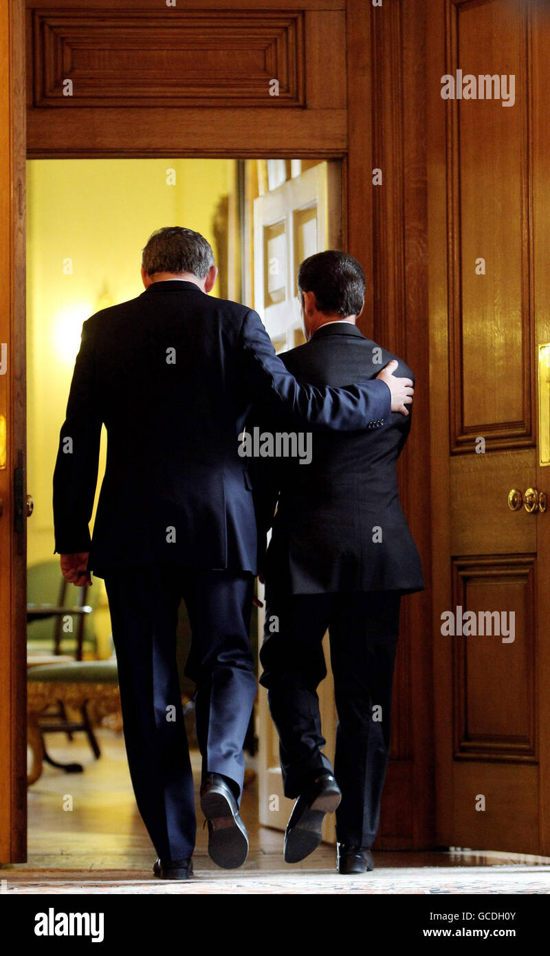 Der britische Premierminister Gordon Brown und der französische Präsident Nicolas Sarkozy nach einer Pressekonferenz in der Downing Street 10, London. Stockfoto
