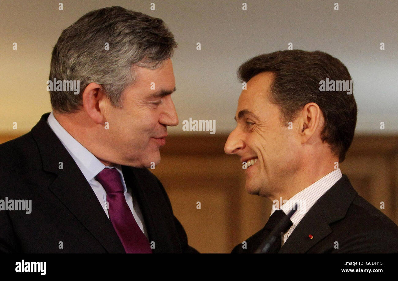 Der britische Premierminister Gordon Brown und der französische Präsident Nicolas Sarkozy während einer Pressekonferenz in der Downing Street 10, London. Stockfoto