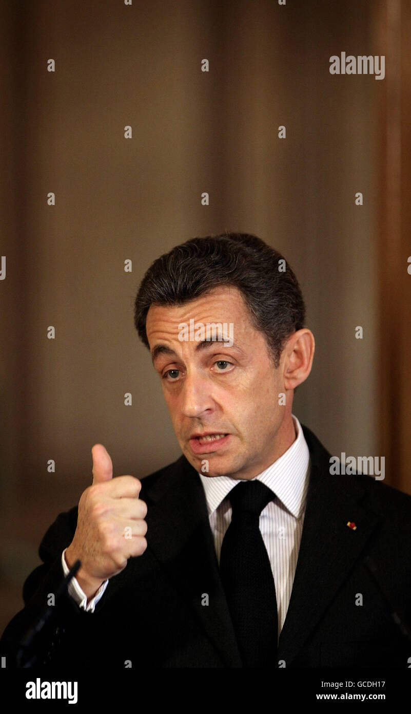 Der französische Präsident Nicolas Sarkozy bei einer Pressekonferenz in der Downing Street 10, London. Stockfoto