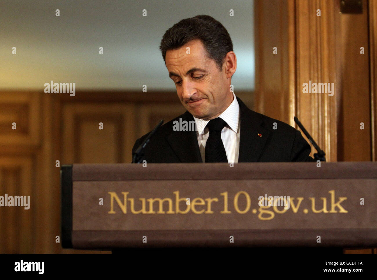Der französische Präsident Nicolas Sarkozy bei einer Pressekonferenz in der Downing Street 10, London. Stockfoto
