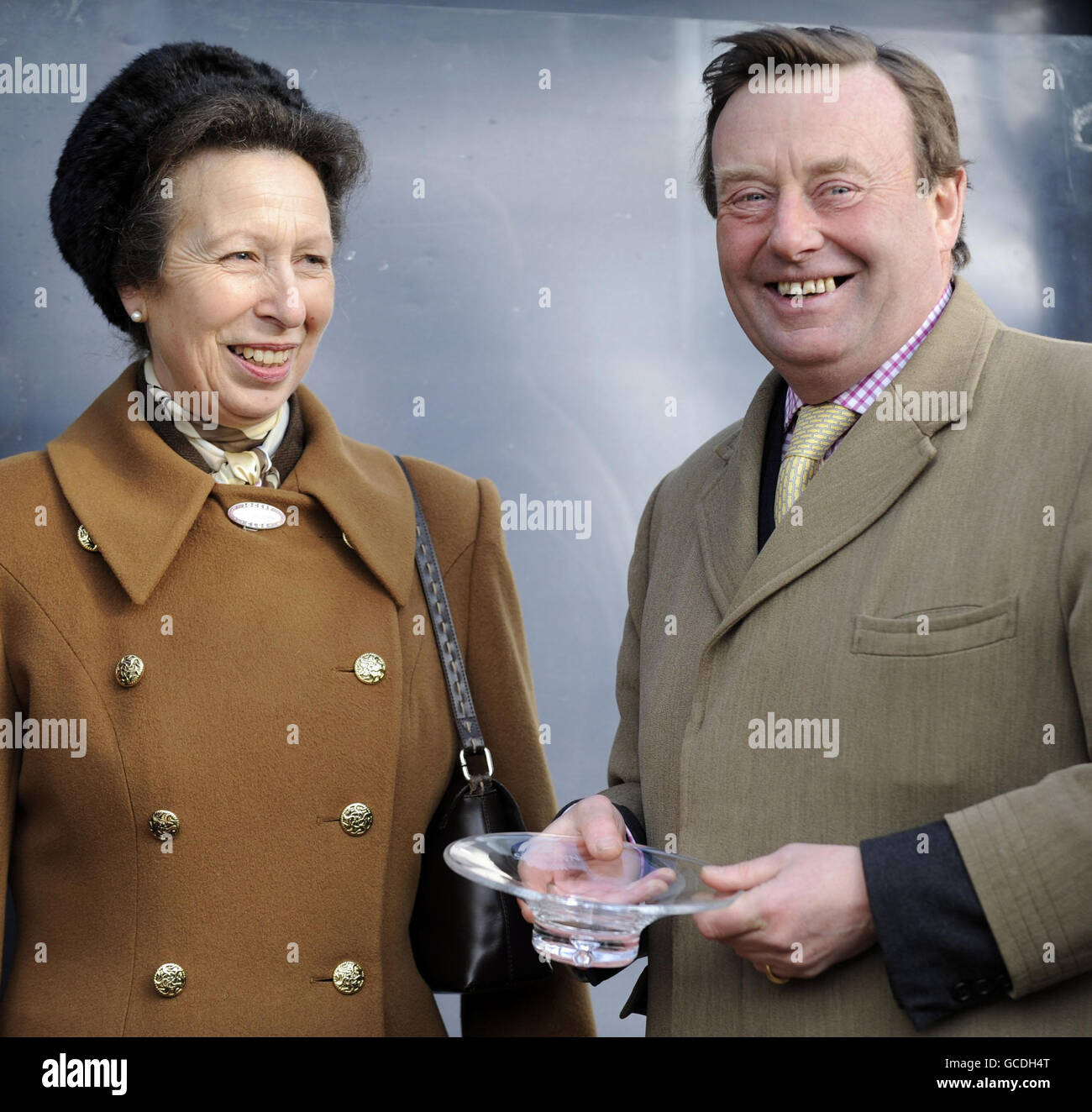 Die Prinzessin Royal überreicht einen Preis an Nicky Henderson (rechts,) Gewinner Trainer des Grand Military Gold Cup Gewinner Scots Dragoon während des Grand Military Gold Cup Day auf Sandown Park Racecourse, Sandown. Stockfoto