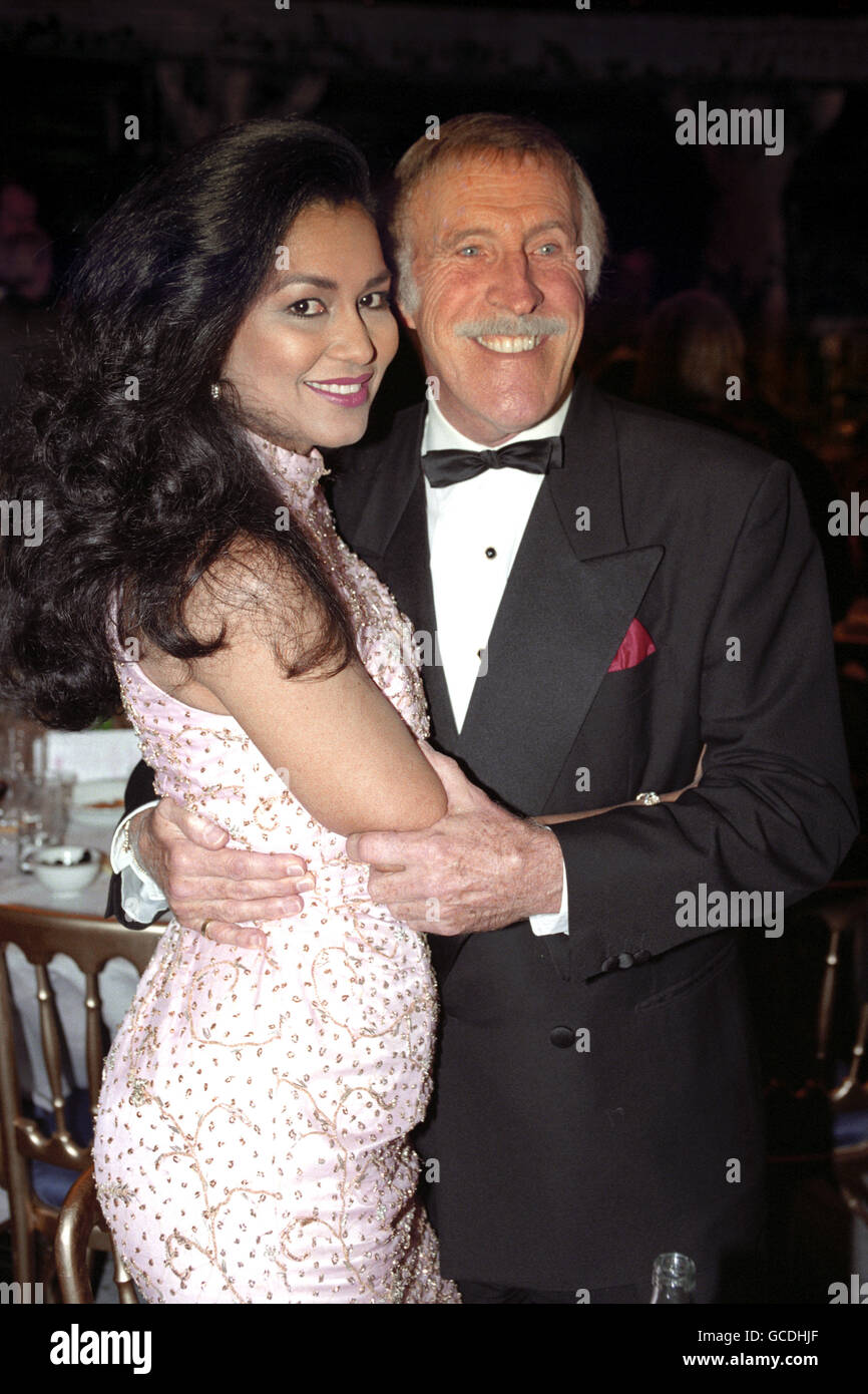 COMEDY-SHOW-MODERATOR BRUCE FORSYTH FEIERT MIT SEINER FRAU WILNELIA, NACHDEM ER FÜR SEINE VERDIENSTE UM DAS SHOWBUSINESS BEI DEN BRITISH COMEDY AWARDS IN LONDON EINEN PREIS FÜR SEIN LEBENSWERK ERHALTEN HAT. Stockfoto