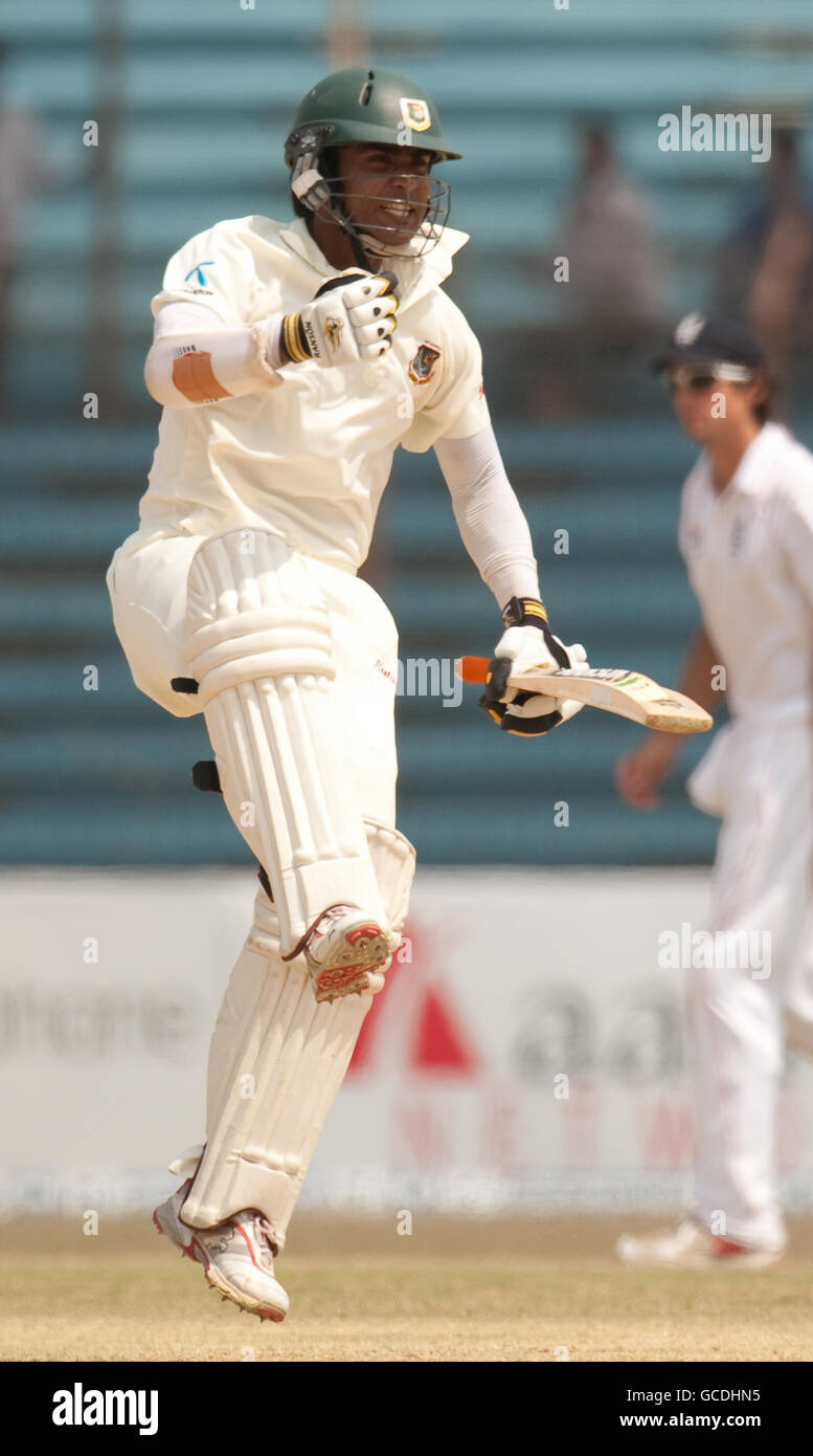 Junaid Siddique aus Bangladesch feiert das Erreichen seines Jahrhunderts beim ersten Test im Jahur Ahmed Chowdhury Stadium, Chittagong, Bangladesch. Stockfoto