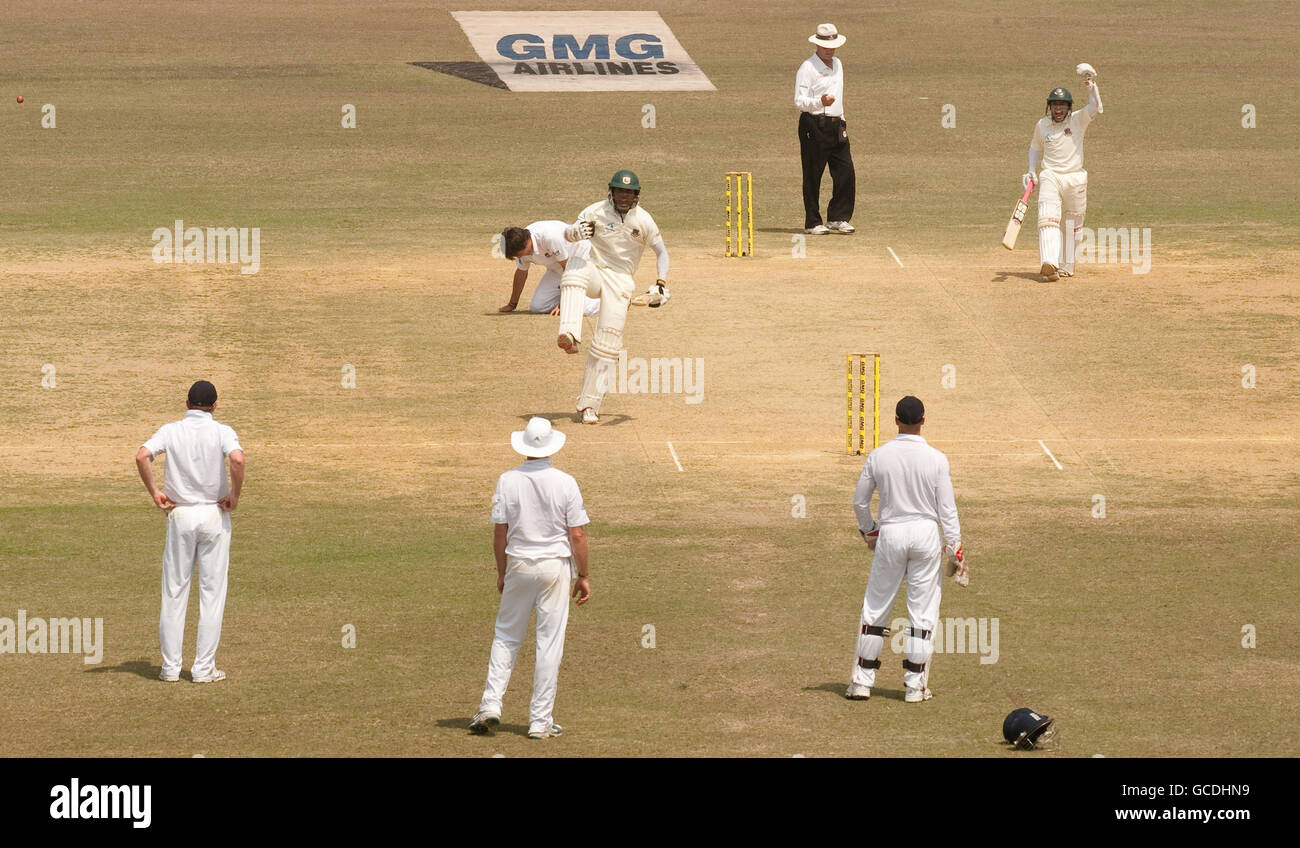 Junaid Siddique aus Bangladesch feiert das Erreichen seines Jahrhunderts beim ersten Test im Jahur Ahmed Chowdhury Stadium, Chittagong, Bangladesch. Stockfoto