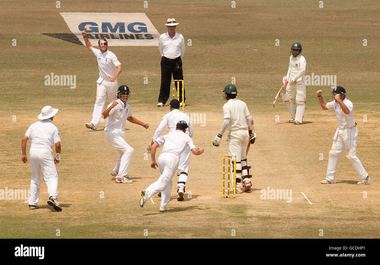 Die bangladeschische Junaid Siddique wird beim ersten Test im Jahur Ahmed Chowdhury Stadium, Chittagong, Bangladesch, von Englands Paul Collingwood aufgefangen. Stockfoto