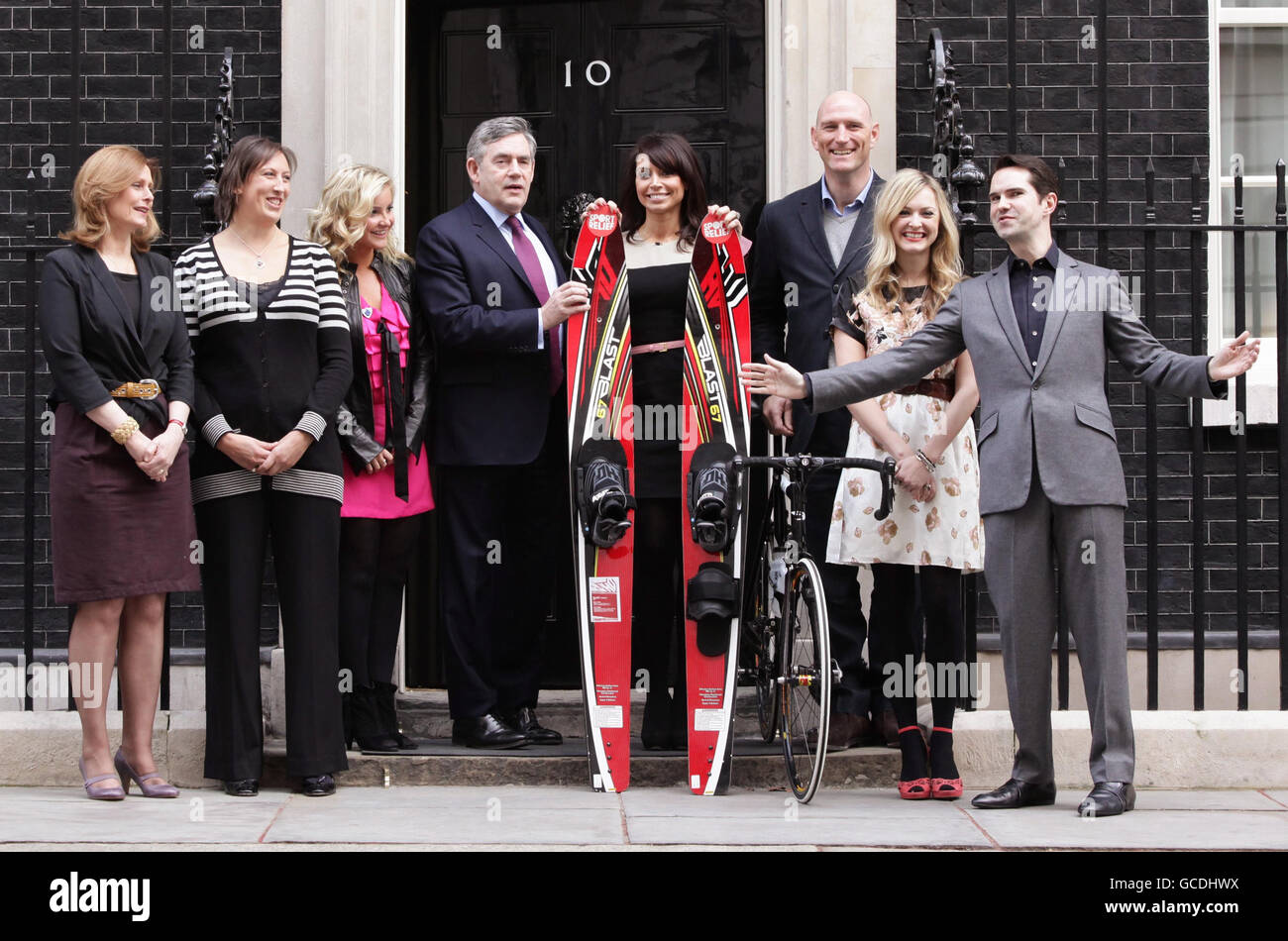 Premierminister Gordon Brown und Frau Sarah treffen die Herausforderer der Sport Relief-Stars (von links) Miranda Hart, Helen Skelton, Christine Bleakley, Lawrence Dallaglio, Fearne Cotton und Jimmy Carr, die im Rahmen von Sport Relief vor der Downing Street Nr. 10 im Zentrum von London Geld gesammelt haben. Stockfoto