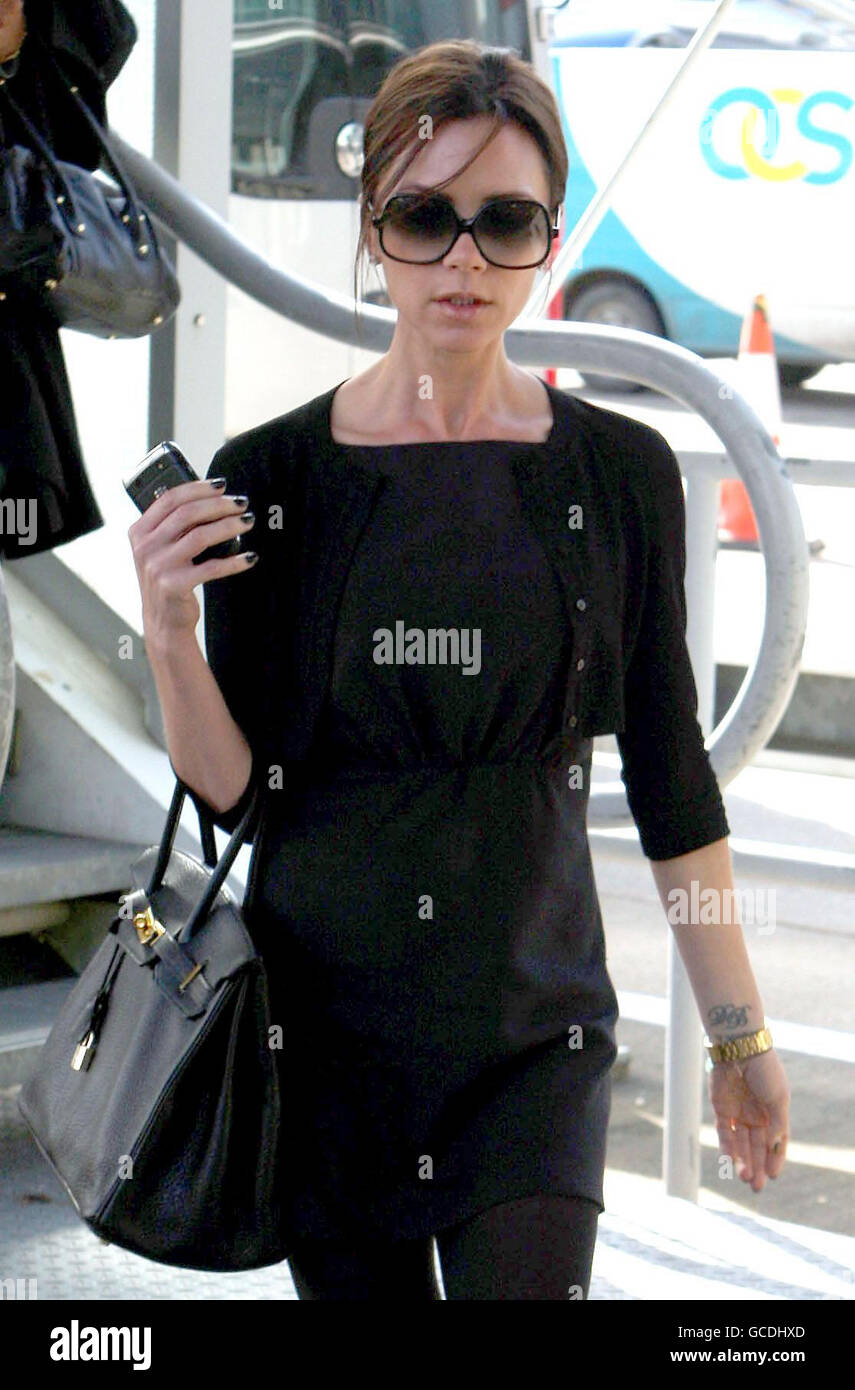 Victoria Beckham landet am Flughafen Heathrow in Middlesex, bevor sie ein Privatflugzeug bestiegen hat, das vermutlich nach Finnland fliegt, wo sich ihr Mann, David Beckham, von einer Operation an seiner Achillessehne erholt. Stockfoto