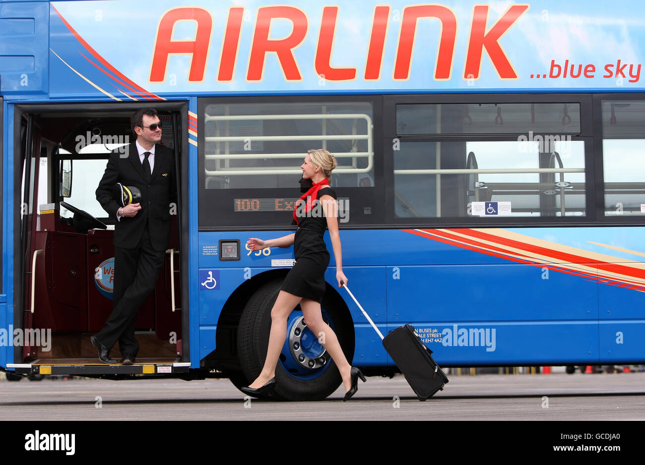 Modelle Grant Stott und Fiona Downie bei der Einführung der neuen Flotte von 14 neuen Airlink-Bussen für 3 Millionen Pfund werden die Busse Passagiere vom Flughafen Edinburgh in die Innenstadt transportieren, wenn sie am 28. März in Betrieb gehen. Stockfoto