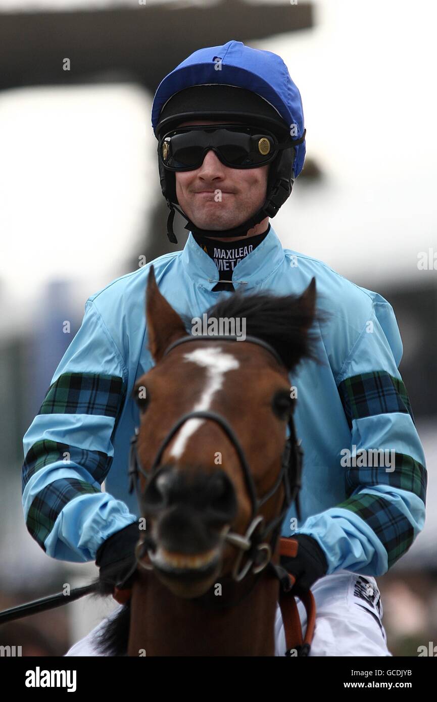 Pferderennen - 2010 Cheltenham Festival - Tag Zwei. Die von Dougie Costello gerittene „slully Hollow“ geht auf den Posten Stockfoto