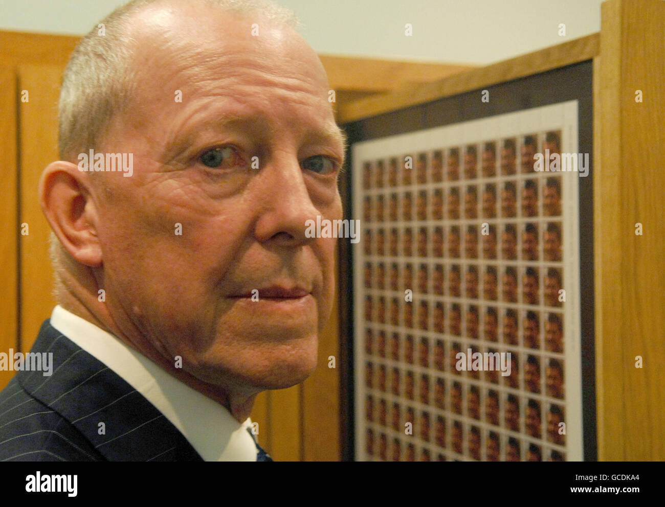 Roger Bacon, der Vater von Major Matthew Bacon vom Intelligence Corps, steht neben der Kunstinstallation Queen and Country des Künstlers Steve McQueen in der National Portrait Gallery in London. Major Bacon starb am 11. September 2005 im Alter von 34 Jahren. Stockfoto