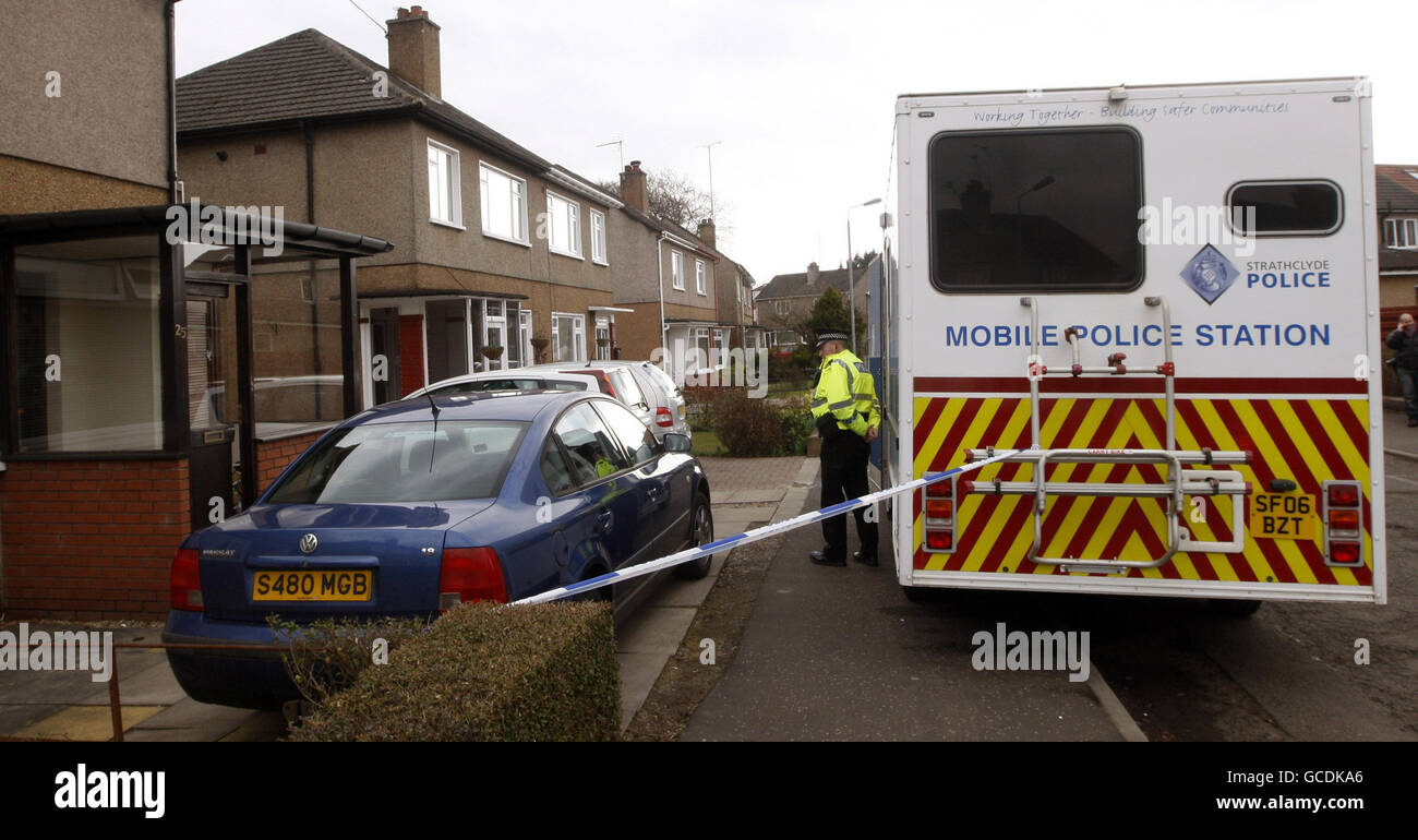 Ein Polizeibeamter am Tatort auf der St. Andrew's Avenue in Bishopbriggs in der Nähe von Glasgow, Schottland, nach dem Tod eines Mannes und einer Frau bei einem Schussvorfall. Jim und Diane Harleys Leichen wurden gestern Abend in einem Haus am Stadtrand von Glasgow entdeckt. Stockfoto