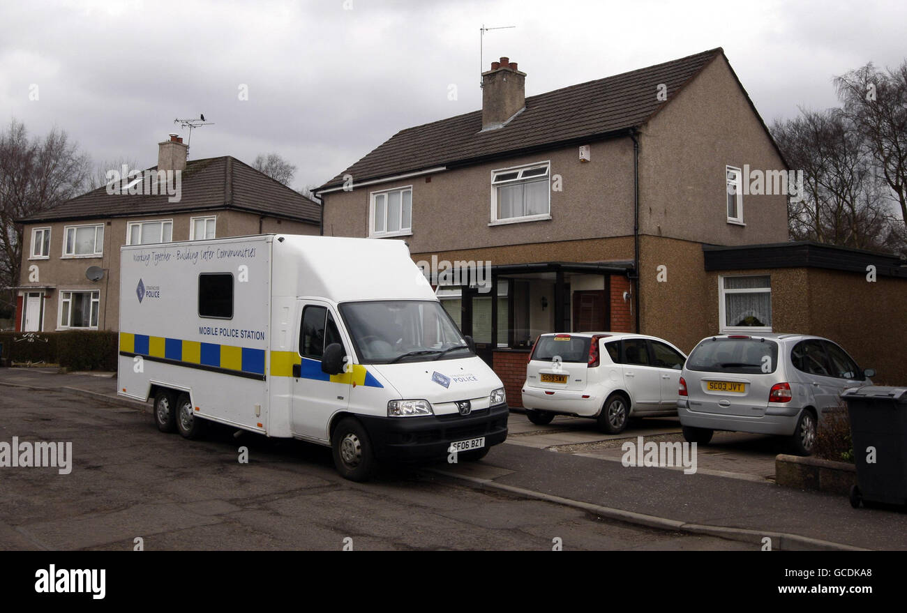 Die Szene auf der St. Andrew's Avenue in Bishopbriggs in der Nähe von Glasgow, Schottland, nach dem Tod eines Mannes und einer Frau bei einem Schussereignis. Jim und Diane Harleys Leichen wurden gestern Abend in einem Haus am Stadtrand von Glasgow entdeckt. Stockfoto