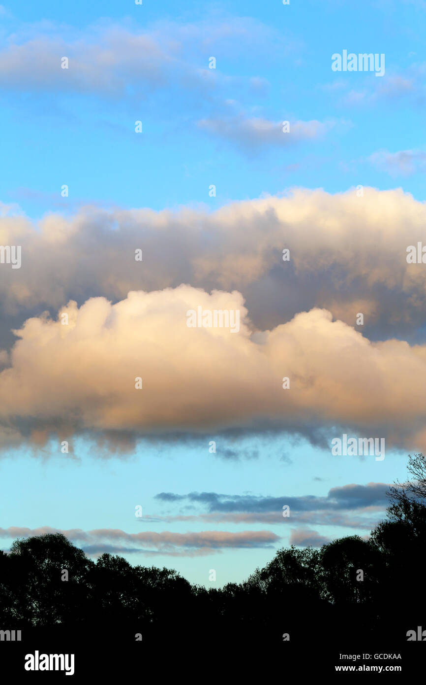 Schöne Wolken vor dem Hintergrund eines blauen Himmels fotografiert Stockfoto