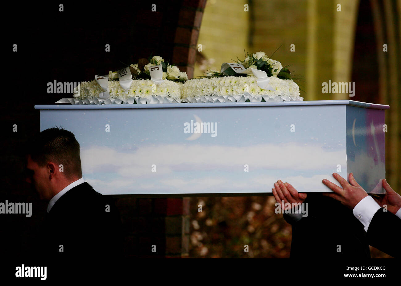 Der Sarg von Harry und Elsie Donnison kommt im Mortlake Crematorium in Richmond, London, für ihre Einäscherung an, nachdem ihre Leichen im Januar dieses Jahres von Polizisten in einem Auto in der Nähe des Familienhauses in Sussex entdeckt wurden. Stockfoto