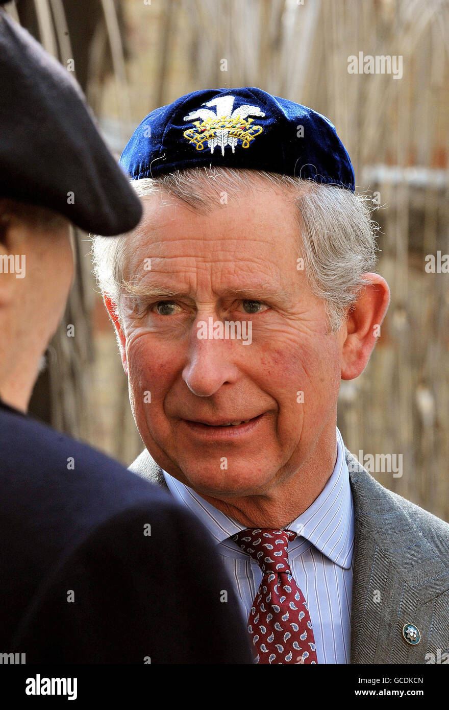 Der Prinz von Wales trägt eine Schädelkappe, während er mit einem alten Mann vor der Dohany-Synagoge in Budapest, Ungarn, während des vierten Tages der Europatour des Prinzen von Wales und der Herzogin spricht. Stockfoto