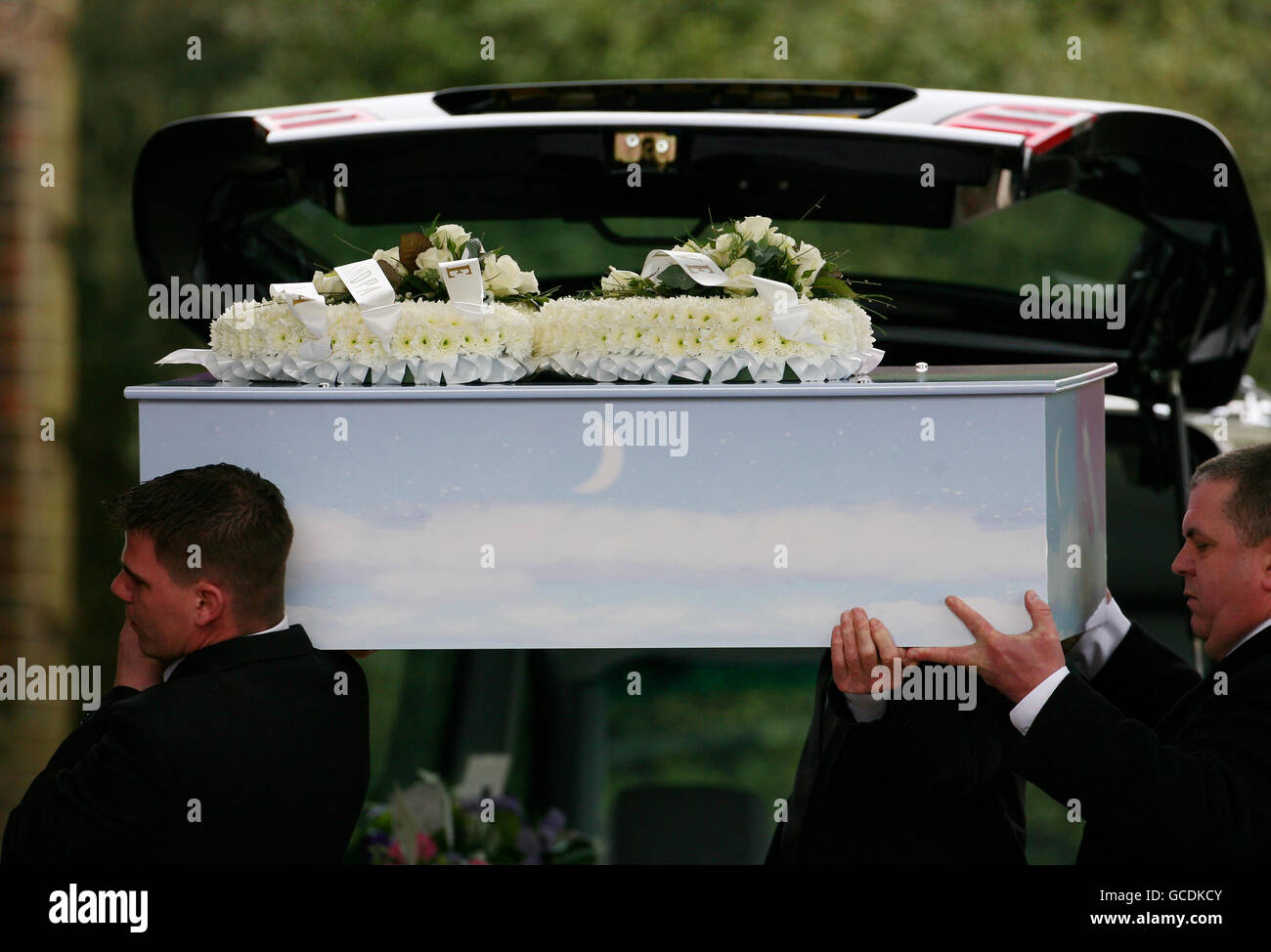 Der Sarg von Harry und Elsie Donnison kommt im Mortlake Crematorium in Richmond, London, für ihre Einäscherung an, nachdem ihre Leichen im Januar dieses Jahres von Polizisten in einem Auto in der Nähe des Familienhauses in Sussex entdeckt wurden. Stockfoto