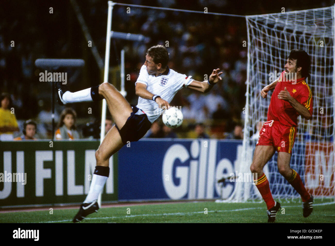 Fußball - FIFA World Cup Italia 90 - zweite Runde - England gegen Belgien - Stadio Renato Dall'Ara, Bologna. Der englische Terry Butcher räumt den Ball weg Stockfoto