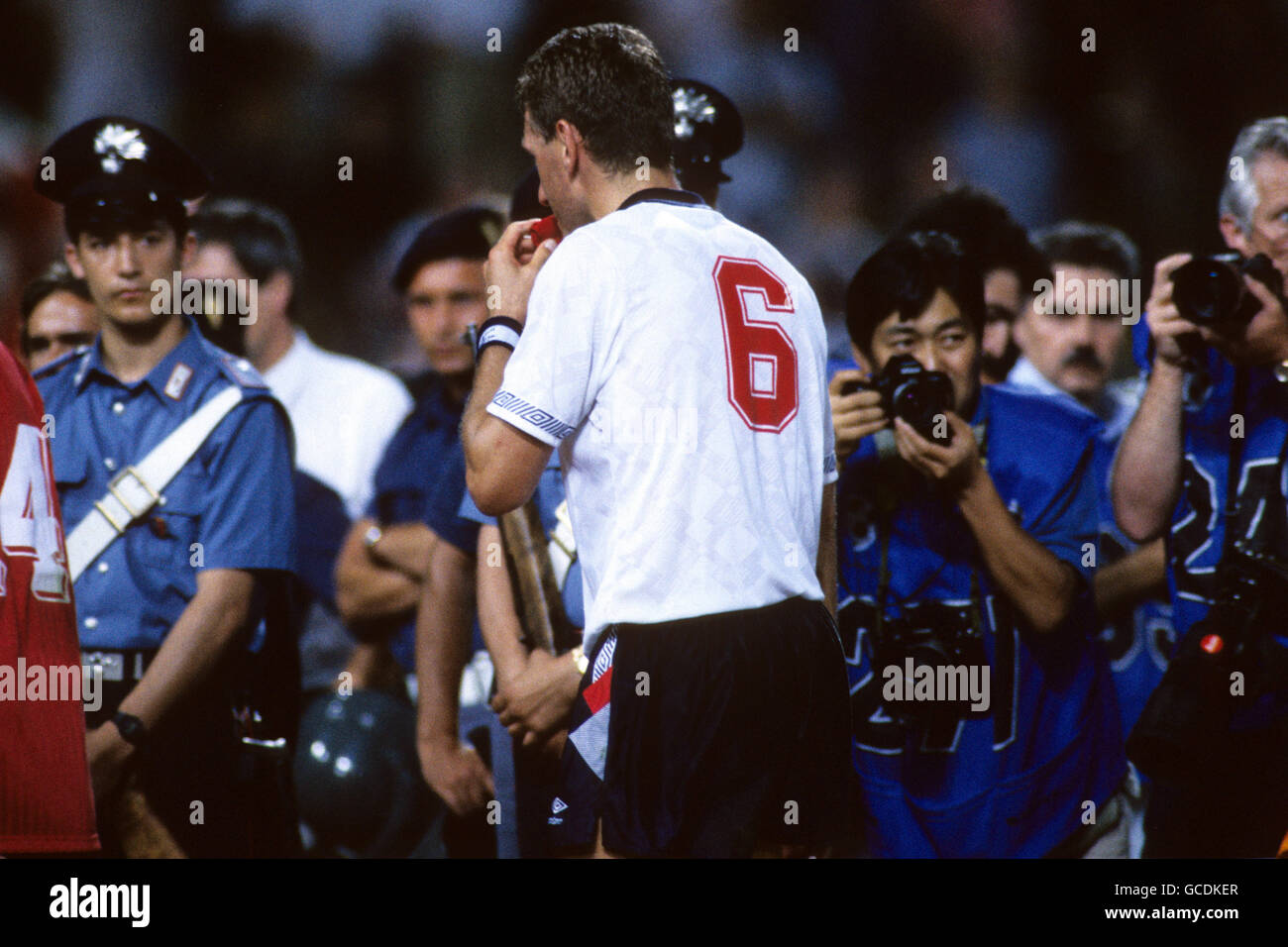 Fußball - FIFA World Cup Italia 90 - zweite Runde - England gegen Belgien - Stadio Renato Dall'Ara, Bologna. Der englische Terry Butcher verlässt das Feld nach dem letzten Pfeifen, umgeben von Fotografen Stockfoto