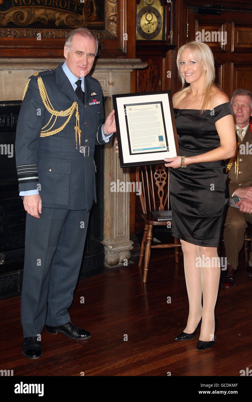 Christina Schmid, die Witwe von Stabsfeldwebel Olaf Schmid, erhält das George Cross-Zitat des Chief of the Defense Staff Air Chief Marshal Sir Jock Stirrup bei einer Zeremonie im Hauptsitz der Honorable Artillery Company in der Stadt London. Stockfoto