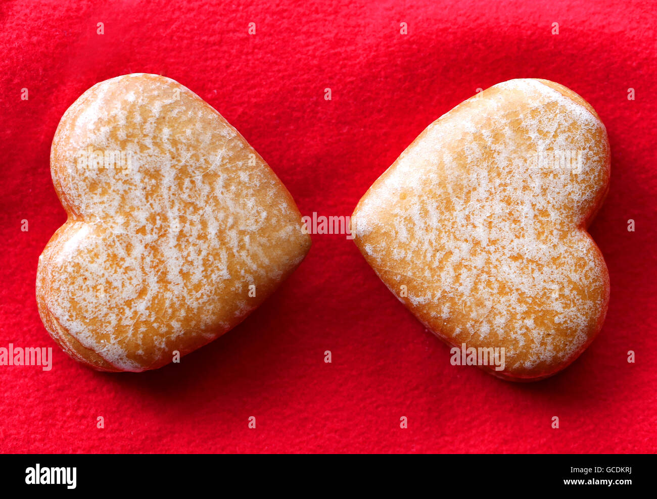 Leckere Kekse in der Form eines Herzens, fotografiert in Nahaufnahme Stockfoto