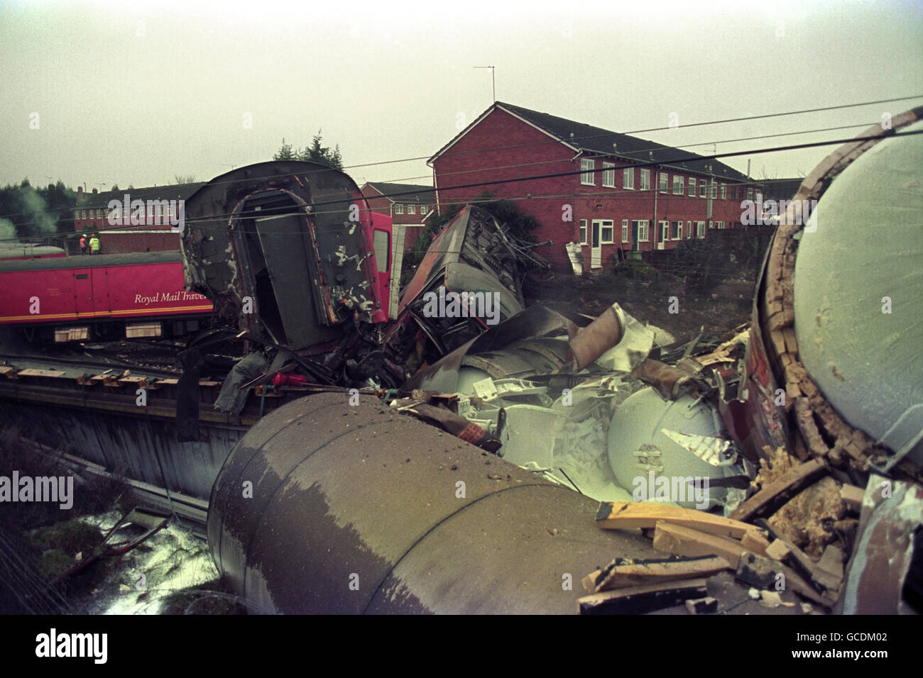 DIE SZENEN DER VERWÜSTUNG NACH DEM EISENBAHNUNFALL IN RICKERSCOTE, STAFFORD, BEI DEM EINE PERSON GETÖTET UND VIER WEITERE VERLETZT WURDEN, NACHDEM EIN KÖNIGLICHER POSTZUG UND EIN GÜTERZUG ZUSAMMENPRALLTEN. Stockfoto