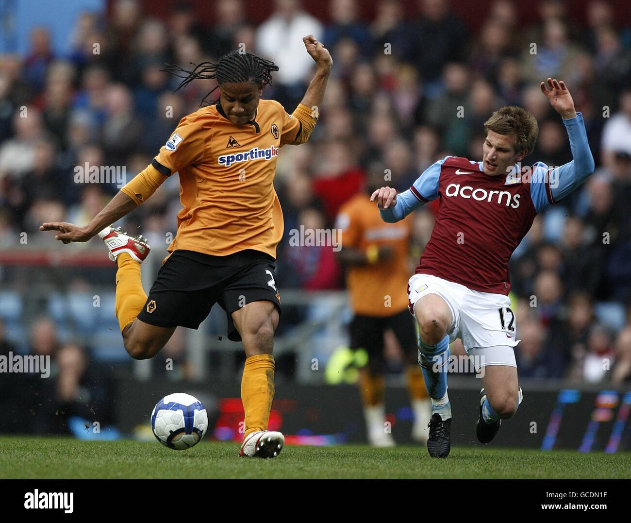 Fußball - Barclays Premier League - Aston Villa gegen Wolverhampton Wanderers - Villa Park. Marc Albrighton von Aston Villa (rechts) und Michael Mancienne von Wolverhampton Wanderers kämpfen um den Ball Stockfoto