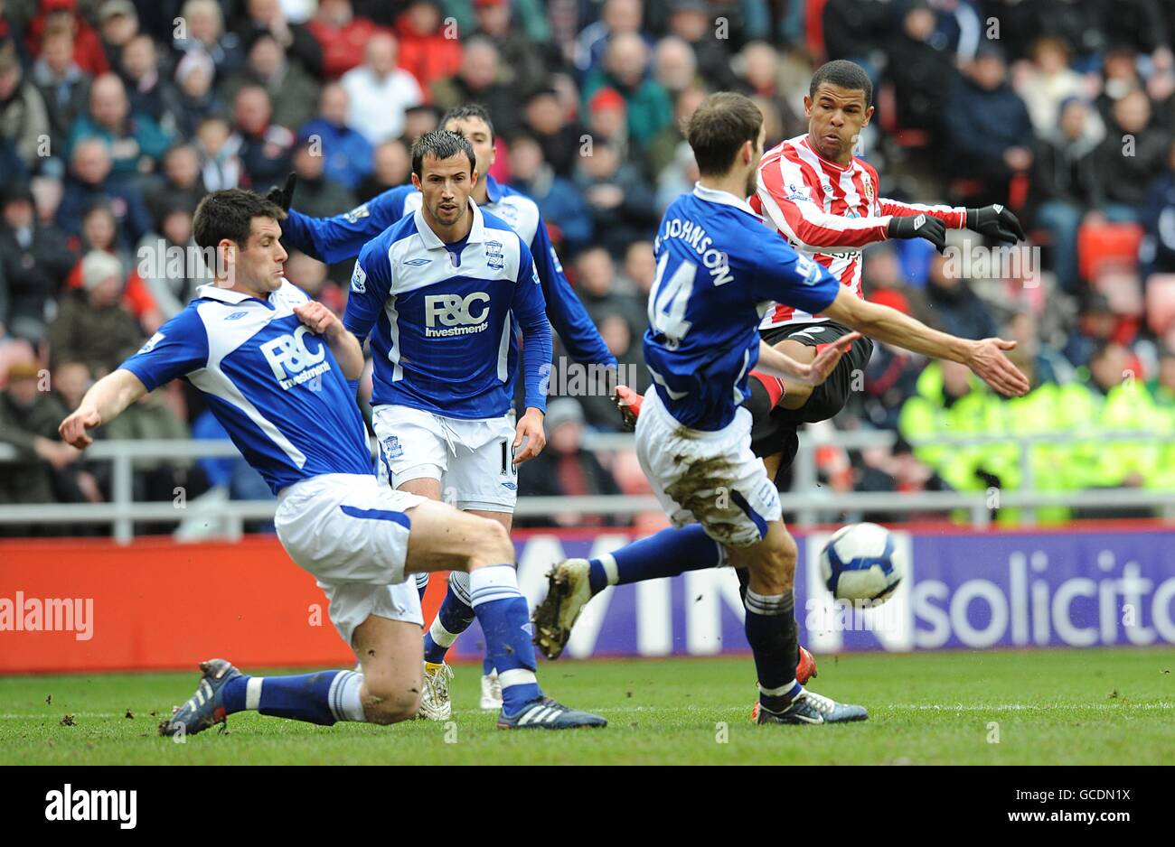 Fußball - Barclays Premier League - Sunderland gegen Birmingham City - Stadium of Light. Fraizer Campbell von Sunderland sieht seinen Schuss von Roger Johnson von Birmingham City blockiert Stockfoto