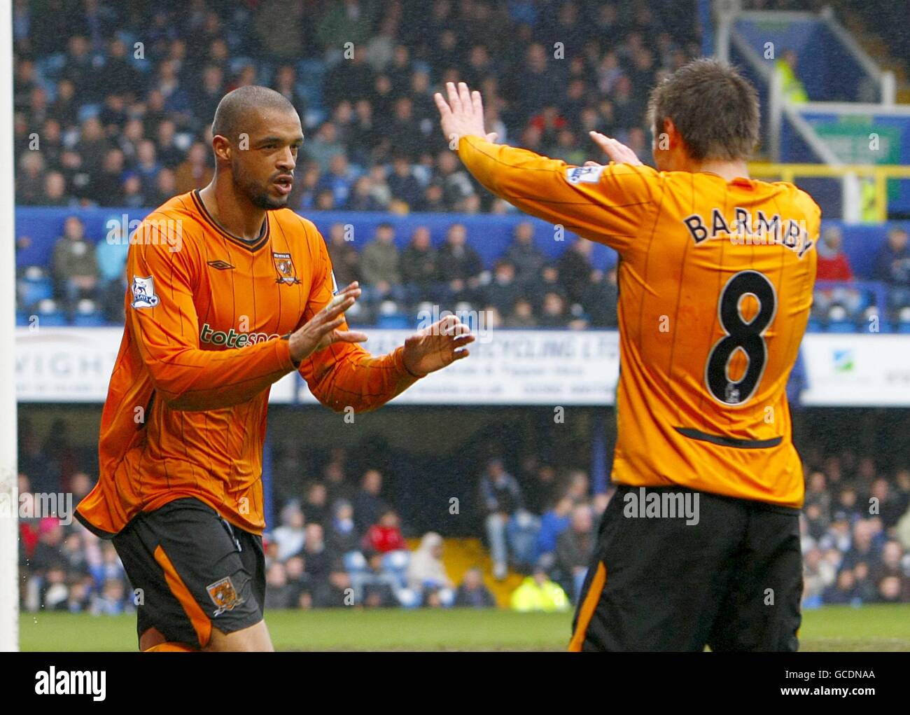 Caleb Folan (links) von Hull City feiert mit Teamkollege Nick Barmby (rechts) nach dem zweiten Tor des Spiels Stockfoto