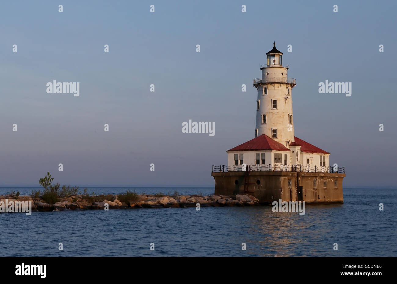 Ein Blick auf das Chicago Harbor Licht vom Lake Michigan bei Sonnenuntergang an Bord eines Shoreline Sightseeing-Kreuzfahrt in Chicago, IL, USA Stockfoto