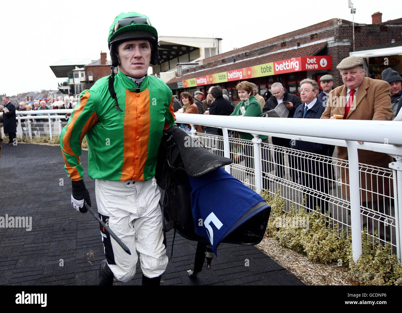 Tony McCoy verlässt die Siegerkapsel nach dem Sieg auf William Hogarth in der Rennsporthürde für UK-Anfänger auf der Warwick Racecourse. Stockfoto