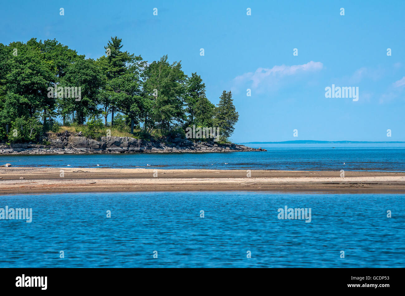 felsigen Punkt in einem See an der Mündung eines Flusses Stockfoto