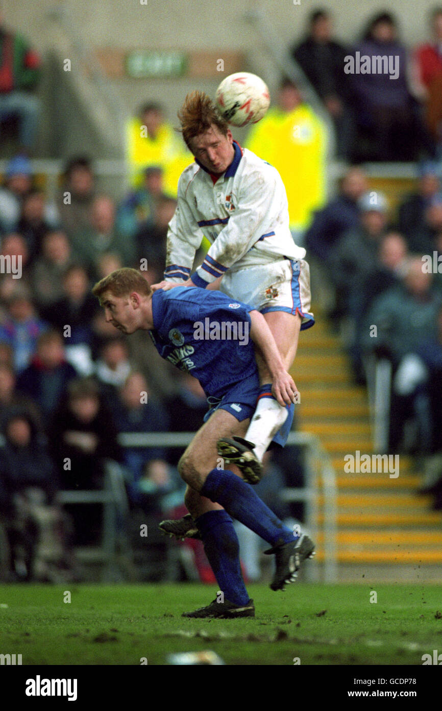 Fußball - Endsleigh League Division One - Leicester City / Luton Town - Filbert Street. JOHN HARTSON (LUTON) SPRINGT AUF IWAN ROBERTS (LEICESTER), UM DEN BALL ZU GEWINNEN Stockfoto