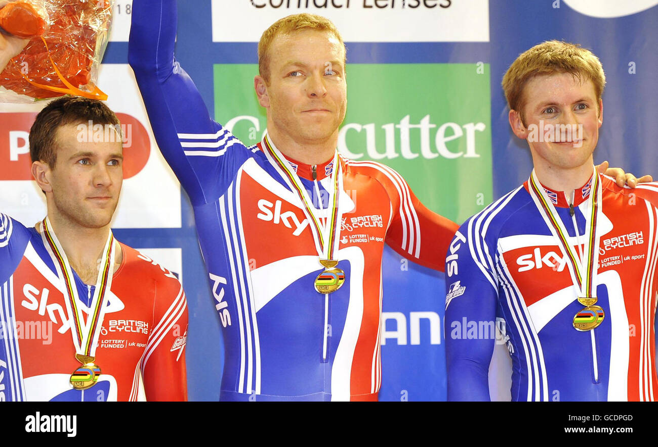 Die Briten Ross Edgar, Chris Hoy und Jason Kenny erhalten ihre Bronzemedaillen während der World Track Cycling Championships in der Ballerup Super Arena, Kopenhagen, Dänemark. Stockfoto