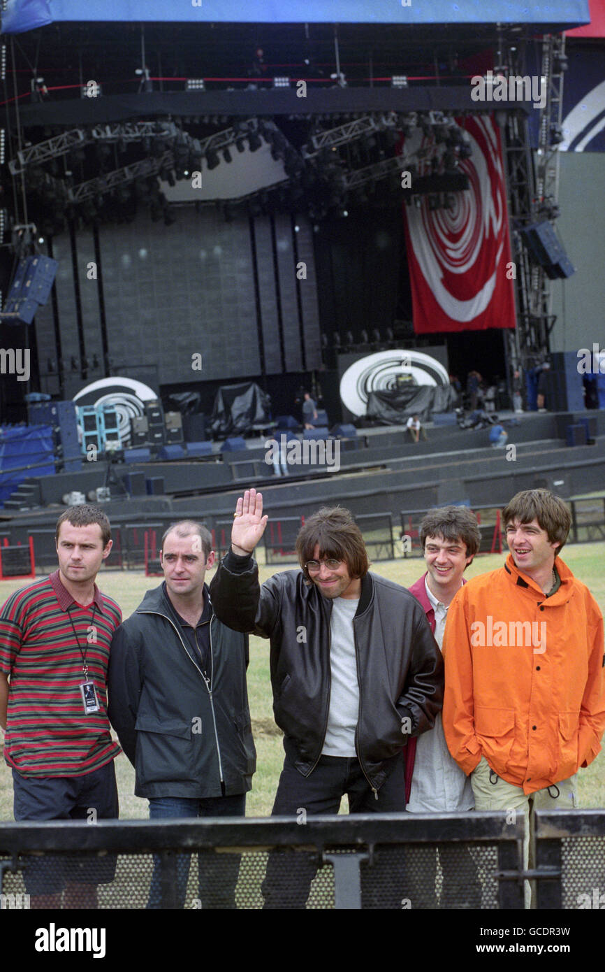 DIE ROCKGRUPPE OASIS STEHT VOR DER RIESIGEN BÜHNE, AUF DER SIE MORGEN AUFTRETEN WERDEN, IM KNEBWORTH PARK, HERTS. L-R ALAN WHITE, PAUL 'BONEHEAD' ARTHURS, LIAM GALLAGHER, PAUL 'GUIGSY' MCGUIGAN UND NOEL GALLAGHER. Stockfoto